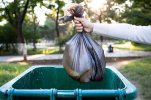 En Barcelona multarán con 600 euros a quienes arrojen basura a la calle